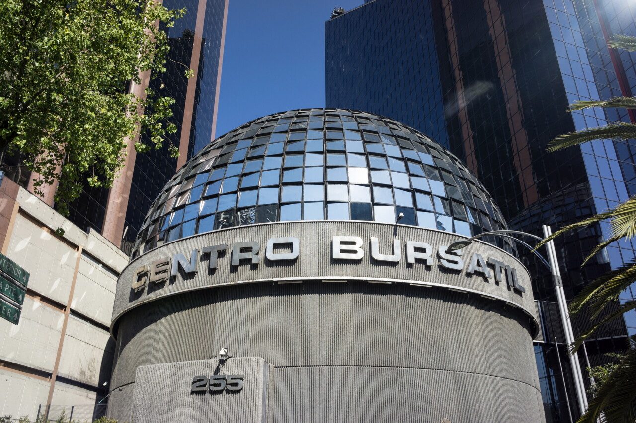BMV cae más de 1% tras reportes trimestrales; Wall Street espera a la Fed