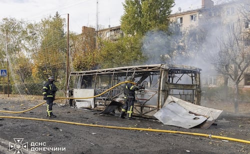 Bombardeo ruso contra autobuses en Ucrania deja 30 muertos; Moscú "viola toda regla de guerra", acusan autoridades