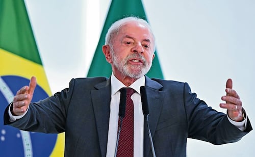 Brasil decidirá si "besar" su bandera o "ponerse en cuatro patas" con EU: Lula; critica vínculos de familia Bolsonaro con Trump