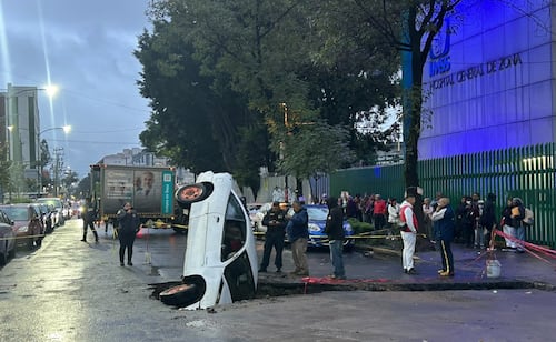 Cae automovilista en mega socavón en la colonia Guerrero; no hubo lesionados