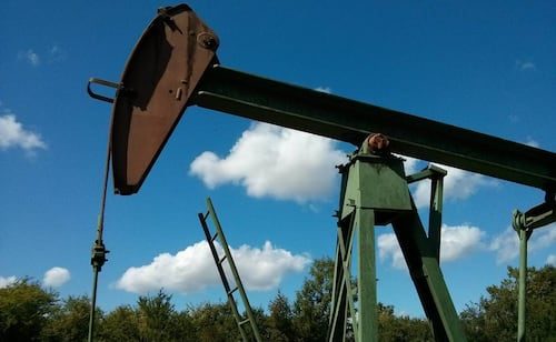 Cae precio del petróleo ante esfuerzos diplomáticos en Medio Oriente; analistas destacan labor de mediadores pero ven "pocos avances"