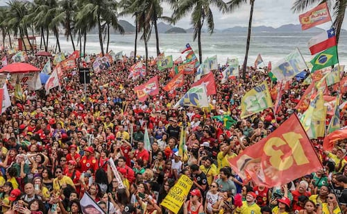 Caetano Veloso lidera concierto por la democracia en Río de Janeiro; miles de personas se congregan en Copacabana