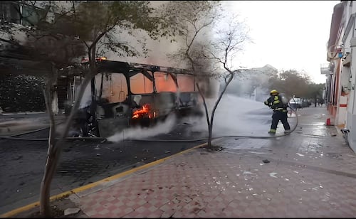 Camión de transporte público se incendia en centro de Guadalajara; no se reportan lesionados