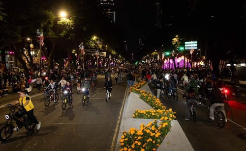 Catrinas y personajes de terror invaden el Paseo Ciclista Nocturno de Día de Muertos; autoridades estiman asistencia de más de 100 mil personas
