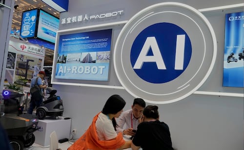 China pide cautela al sustituir trabajadores por IA; plantea medidas para reducir impacto en el empleo