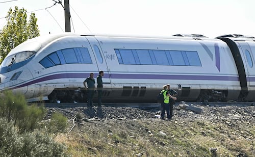 Choque de trenes en España; audios revelan que maquinista recibió instrucción de reanudar la marcha normal del AVE previo al impacto