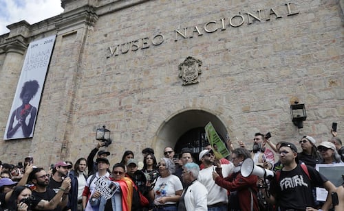 Colombia retira más de 30 piezas del Museo Nacional vinculadas con feminismo y paz; protestan contra la censura