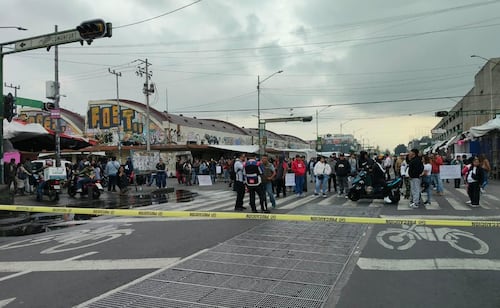 Comerciantes de la colonia Morelos bloquean Eje 1 Norte; piden recuperar su mercancía de inmueble asegurado