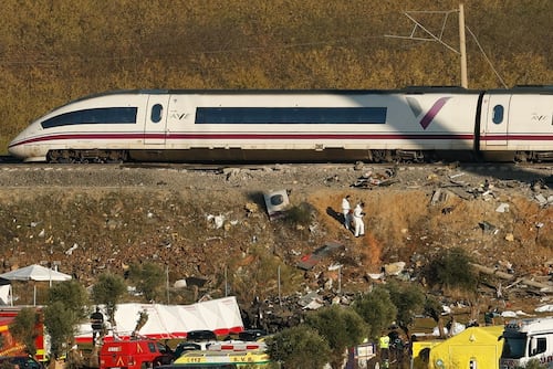 Comisión eleva a 74 la cifra de muertos por choque de trenes en España y luego corrige a la baja; son 69