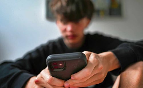 Comisión Europea congela por un año leyes nacionales sobre menores de edad y redes sociales; apuesta por la Ley Kids