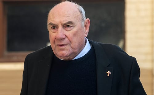 Condenan a exobispo católico australiano por abusar sexualmente de jóvenes indígenas; recibe más de 6 años de prisión