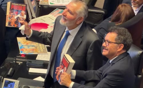 Coordinador del PT regala 19 libros de AMLO a senadores de la 4T; dice que le costaron más de 9 mil pesos
