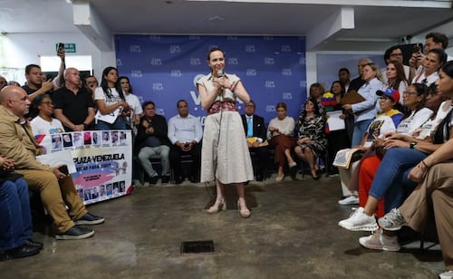 Corina Machado se reúne con familiares de presos políticos tras regresar a Venezuela; busca ejercer derechos políticos