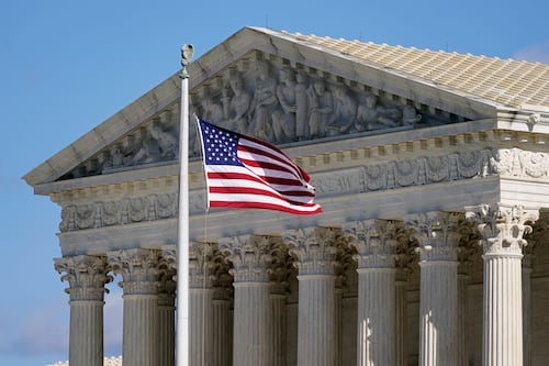 Corte Suprema revisará política de Trump sobre detención obligatoria de migrantes; decidirá si puede arrestarlos sin derecho a fianza