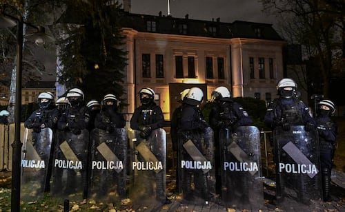 Crisis en Polonia: policía protege Corte Constitucional tras suspensión del presidente del tribunal; impiden paso a oposición