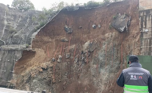 Deslizamiento de talud afecta sótanos y locales de plaza comercial en Cuajimalpa; evacúan a dos personas