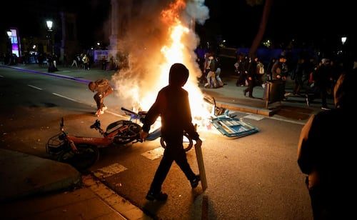 Detienen a 100 manifestantes por disturbios en Barcelona; fue un episodio de violencia gratuita, dicen autoridades