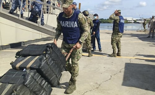 Detienen a 5 extranjeros frente a costas de Oaxaca; les decomisan 1.2 toneladas de cocaína