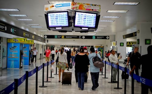 Detienen a miembro de tripulación de vuelo procedente de México en Países Bajos; le decomisan 18 kilos de cocaína