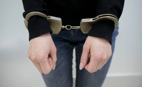 Detienen a mujer por presunto fraude con salón de eventos en Nogales, Sonora; hay 33 afectados