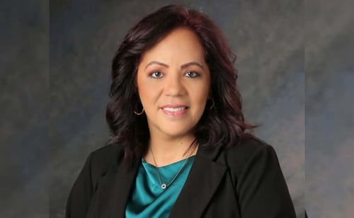 Detienen alcaldesa de Kissimmee, en Florida, por fraude y hurto mayor; Jackie Espinosa podría enfrentar hasta 30 años de prisión