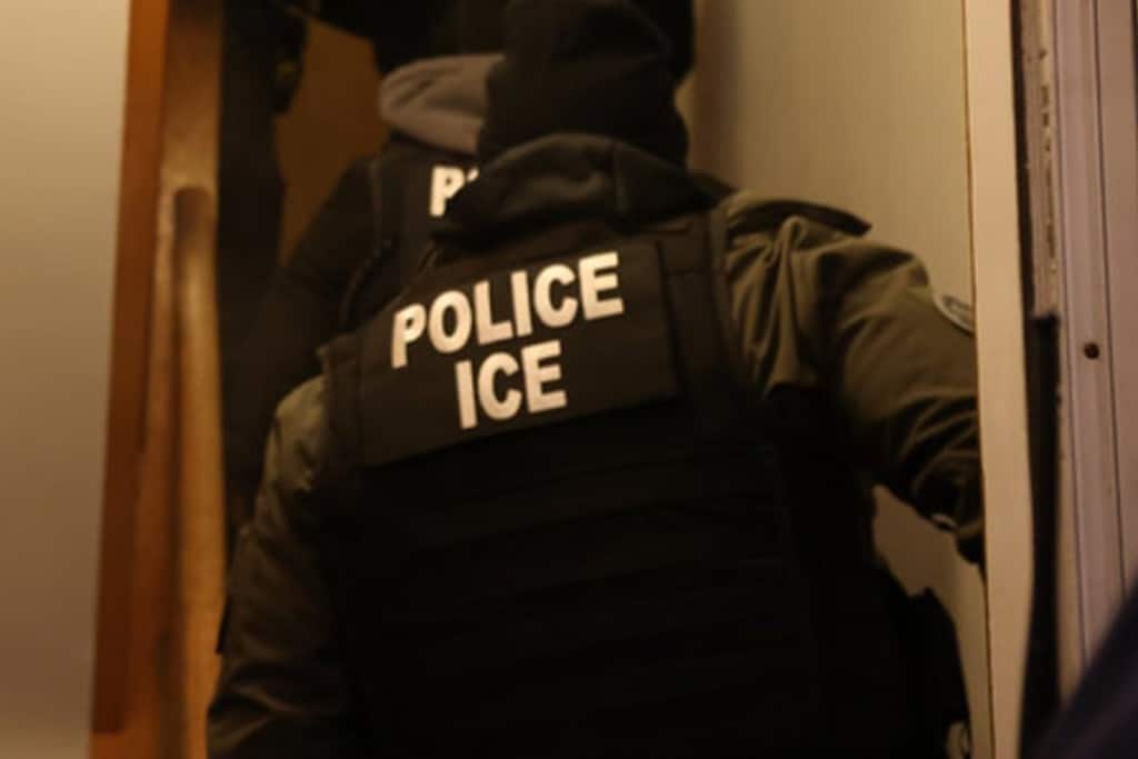 Disparan contra agente de ICE fuera tras atacar a una mujer y a su padre en California