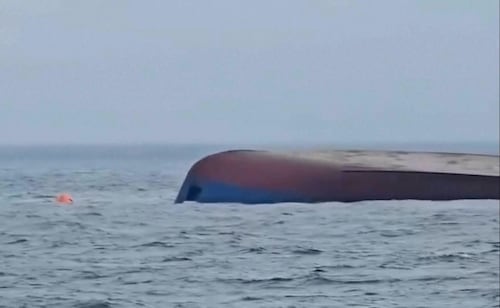 Dron impacta y hunde un buque en el Mar negro; reportan un muerto y 3 desaparecidos