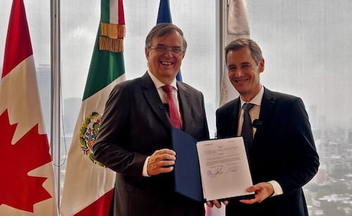 Economía firma acuerdo con empresa para crear bases de dirigibles y una escuela de pilotos; prevén inversión de 300 mdd