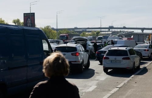 Ejército de Rusia ataca de nuevo uno de los puentes principales de Kiev; la ciudad de Járkov también fue objetivo ruso
