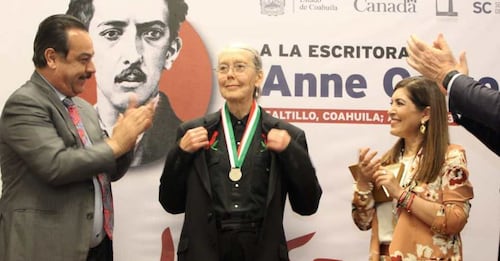 El día que Anne Carson visitó México y le dieron un sarape artesanal de Saltillo