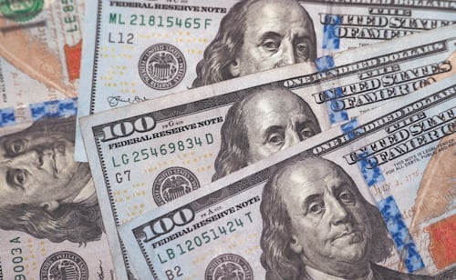 El dólar rebasa los 19 pesos; pegará a las importaciones e inflación