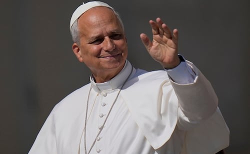 El papa León XIV es operado "con éxito"; le extirparon un nódulo del pulmón