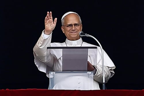 El papa León XIV retoma audiencias tras su operación por un cáncer de pulmón; se sube al papamóvil para recorrer la plaza de San Pedro