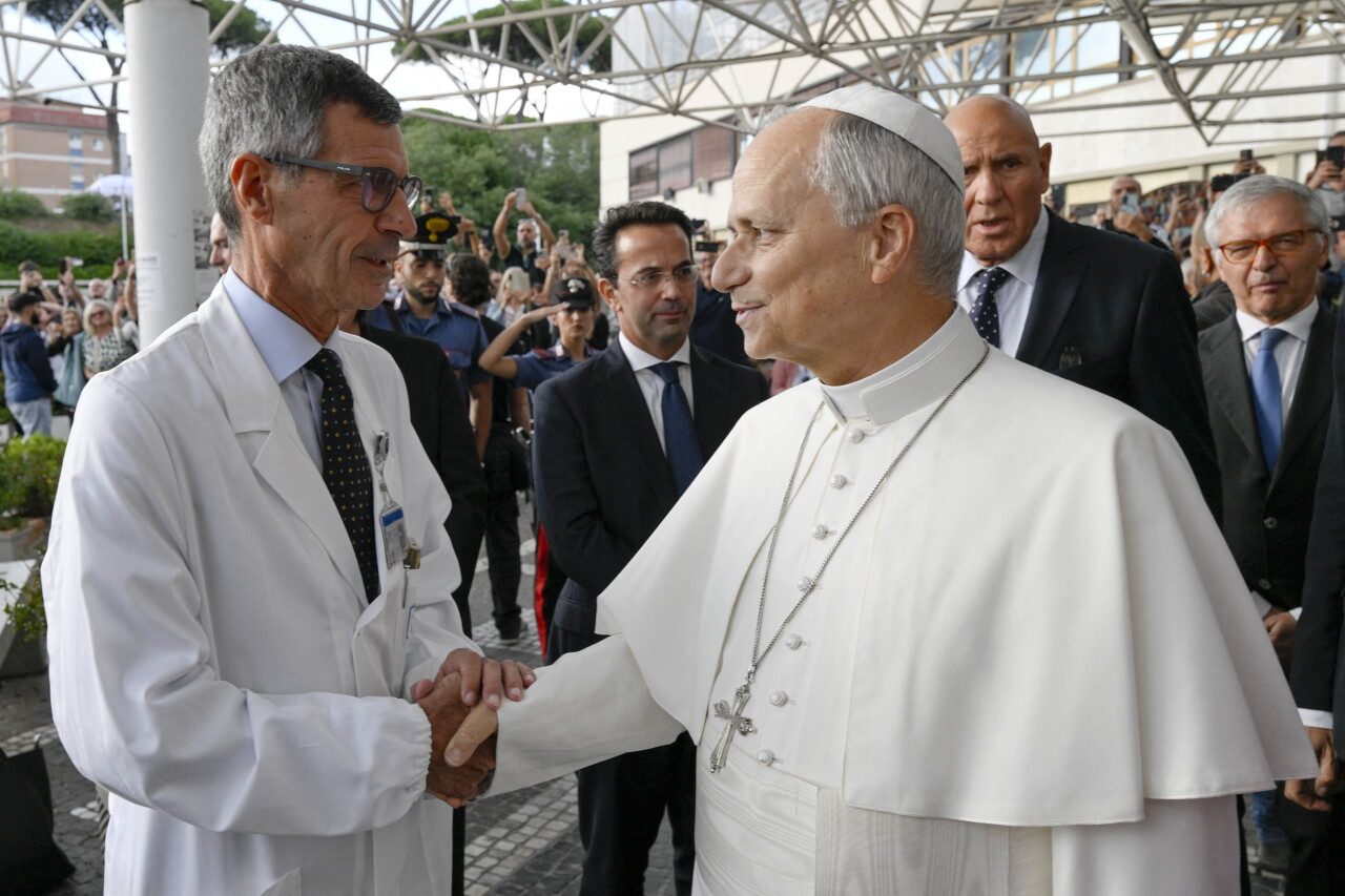 El papa León XIV sale del hospital tras una operación por cáncer de pulmón, ¿cuál es su estado de salud?