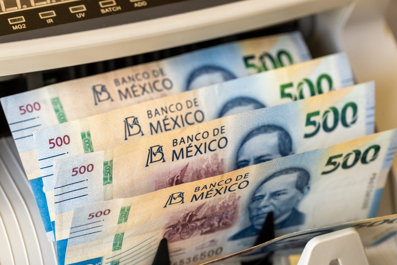 El peso mexicano toma un respiro tras ajuste del petróleo y débil reporte de empleo en EU