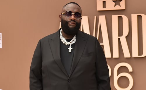 El rapero Rick Ross es arrestado: su exnovia lo acusa de golpearla y estrangularla por una foto en redes sociales