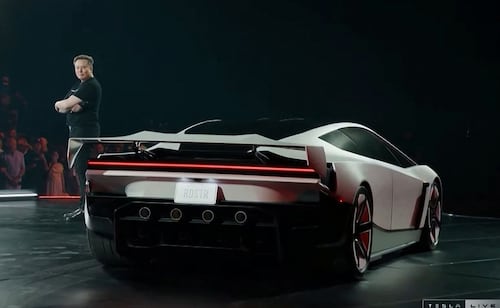 ¿El Tesla Roadster es tan avanzado que podría ser ilegal?; esto se sabe del nuevo auto "volador" presentado por Musk