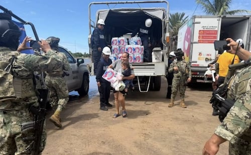 Elementos de Protección Civil de Sinaloa llevan ayuda a familias afectadas por fenómenos meteorológicos; marejadas dañan viviendas
