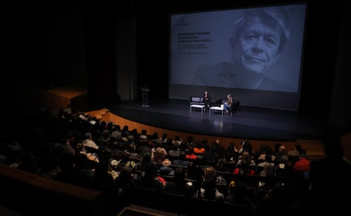 Emmanuel Carrère sorprende con la respuesta de sus lectores en México; 640 personas acuden a escucharlo en la UNAM