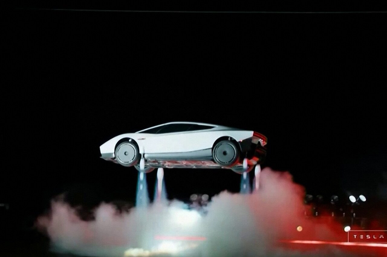 Empezó usando baterías de laptop, circula desde hace años en el espacio y es el primer auto volador de Tesla