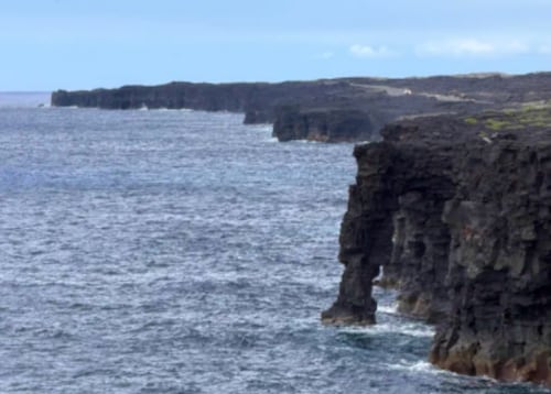 En Hawái se derrumba arco marino de 550 años; desata advertencias sobre acantilados inestables