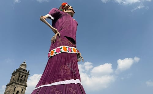 Entre flores y cempasúchil, capitalinos disfrutan ambiente de Día de Muertos en el Zócalo; se toman fotos con Catrina monumental
