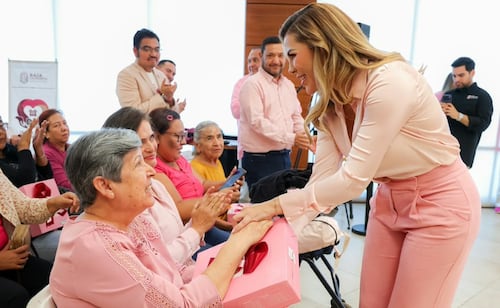 Entregan prótesis mamarias gratuitas en Baja California; benefician a sobrevivientes de cáncer