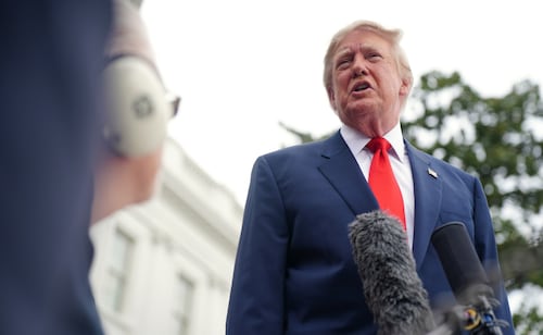 "Es hora de que Ucrania tenga un nuevo presidente", dice Trump; arremete contra Zelensky por ataques a refinerías de diésel rusas