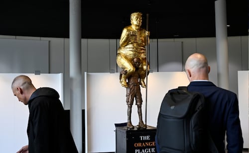 Eslovaquia pide retiro inmediato de una escultura de Trump en Parlamento Europeo; exhibición es "señal del declive de toda la UE"