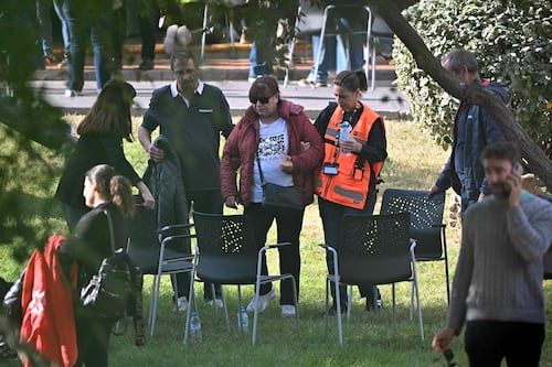 España identifica a víctimas del choque de trenes; crece angustia por desaparecidos