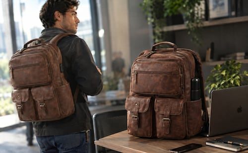Estilo ejecutivo, cuero impermeable y puerto USB; la mochila organizadora para laptop baja a $553 pesos en Amazon