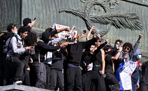 Estudiantes en Francia son "utilizados" por fuerzas políticas: Macron; dice que manifestantes tienen demandas "legítimas"