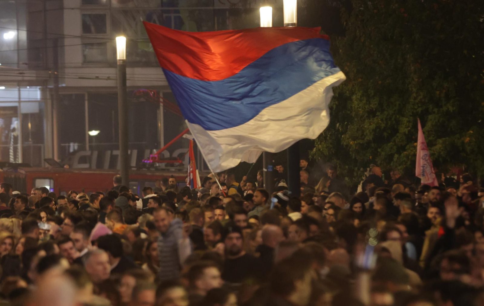 Estudiantes ganan elecciones en Serbia; terminan con gobierno del conservador Aleksandar Vucic