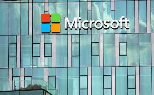 EU acusa a Microsoft de fraude y la excluye de programa para dar residencia a trabajadores extranjeros; perjudica a estadounidenses, dice